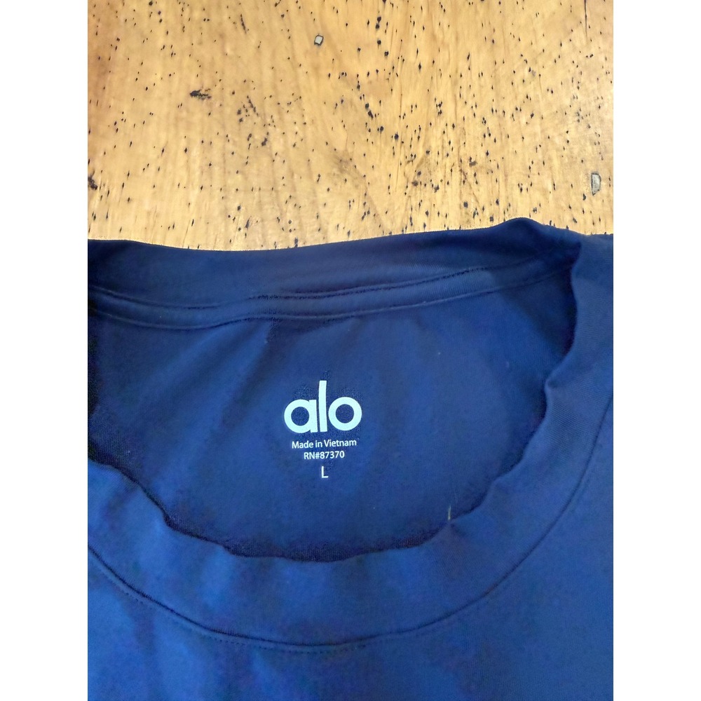 Alo Yoga Long Sleeve Size L Mens Navy Blue long sleeveActivewear Performance Top